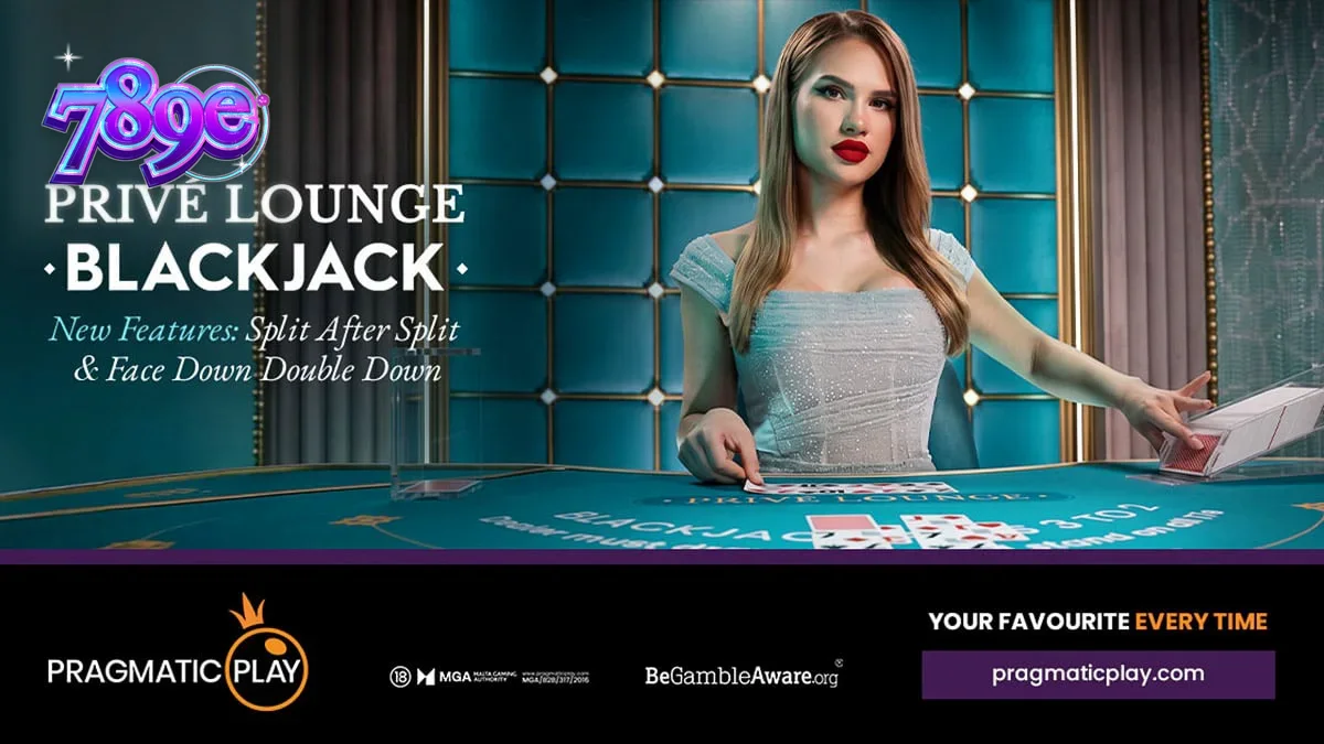 Isang eleganteng view ng Privé Lounge Blackjack table na may mga baraha at chips.